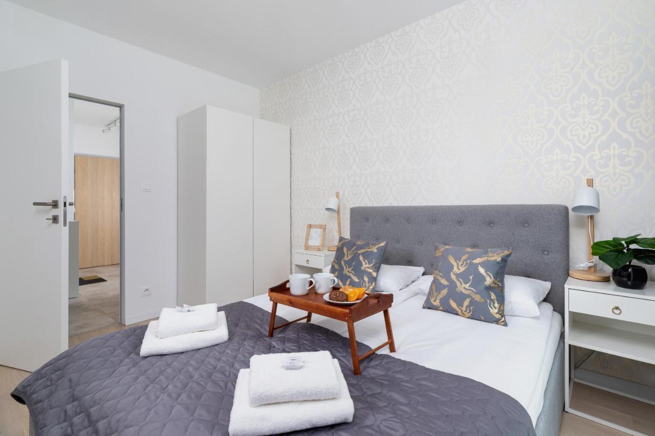 Apartment With Balcony & Parking Mogilska By Renters Prestige Краков Экстерьер фото